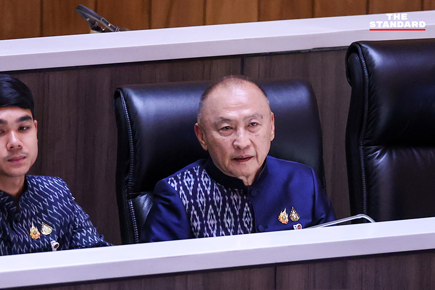 ภาพ ส.ส. พรรคร่วมรัฐบาลแสดงความยินดีกับ อนุทิน ชาญวีรกูล หลังได้รับเลือกเป็นนายกรัฐมนตรี 8