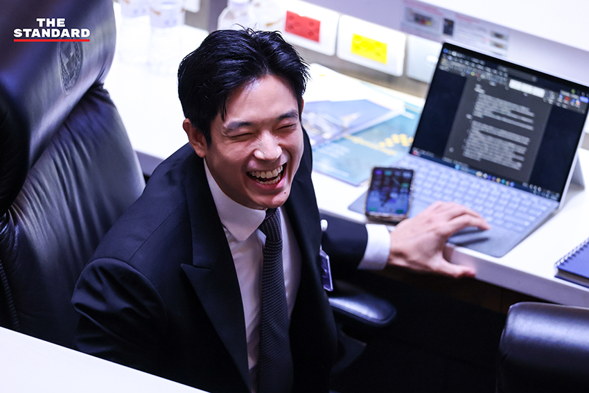 ภาพ ส.ส. พรรคร่วมรัฐบาลแสดงความยินดีกับ อนุทิน ชาญวีรกูล หลังได้รับเลือกเป็นนายกรัฐมนตรี 9