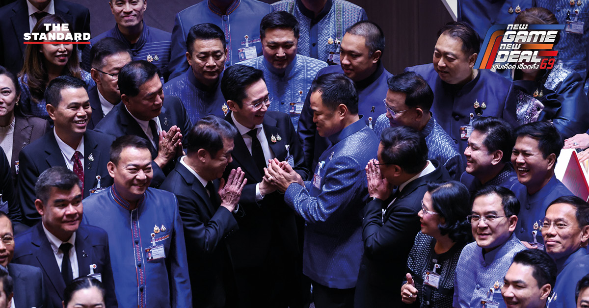 ภาพ ส.ส. พรรคร่วมรัฐบาลแสดงความยินดีกับ อนุทิน ชาญวีรกูล หลังได้รับเลือกเป็นนายกรัฐมนตรี