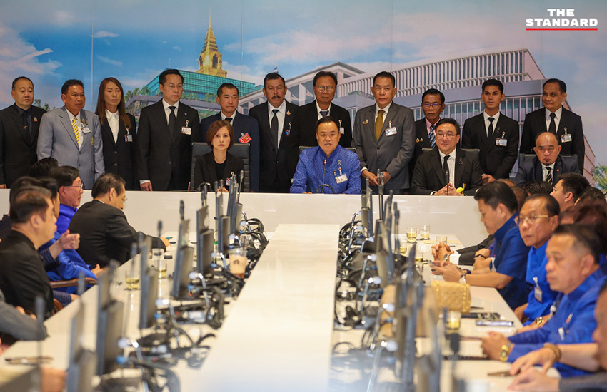 อนุทิน ชาญวีรกูล หัวหน้าพรรคภูมิใจไทย กำลังแถลงข่าวกับหัวหน้าพรรคร่วมรัฐบาล 16 พรรค ภายในอาคารรัฐสภา 1