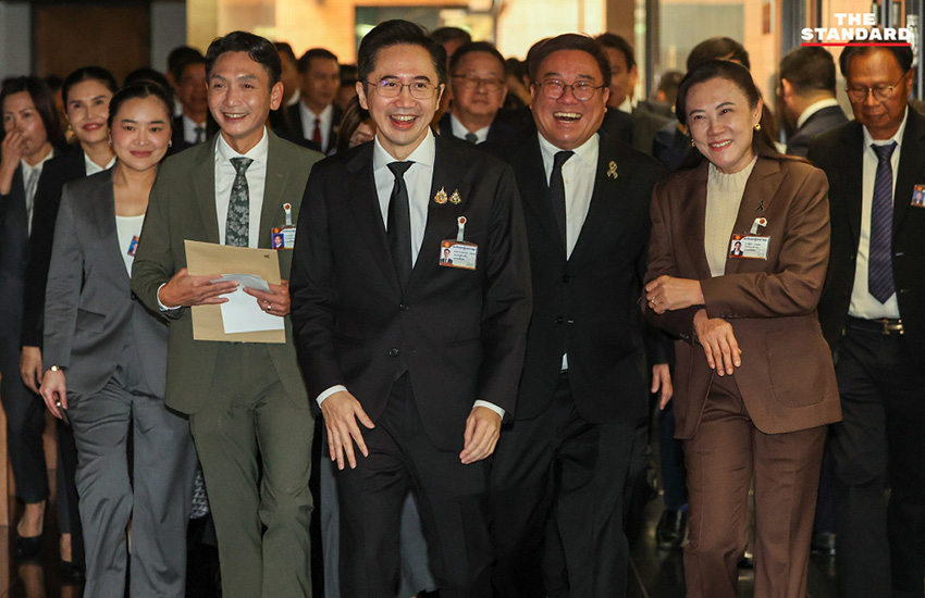 อนุทิน ชาญวีรกูล หัวหน้าพรรคภูมิใจไทย กำลังแถลงข่าวกับหัวหน้าพรรคร่วมรัฐบาล 16 พรรค ภายในอาคารรัฐสภา 10