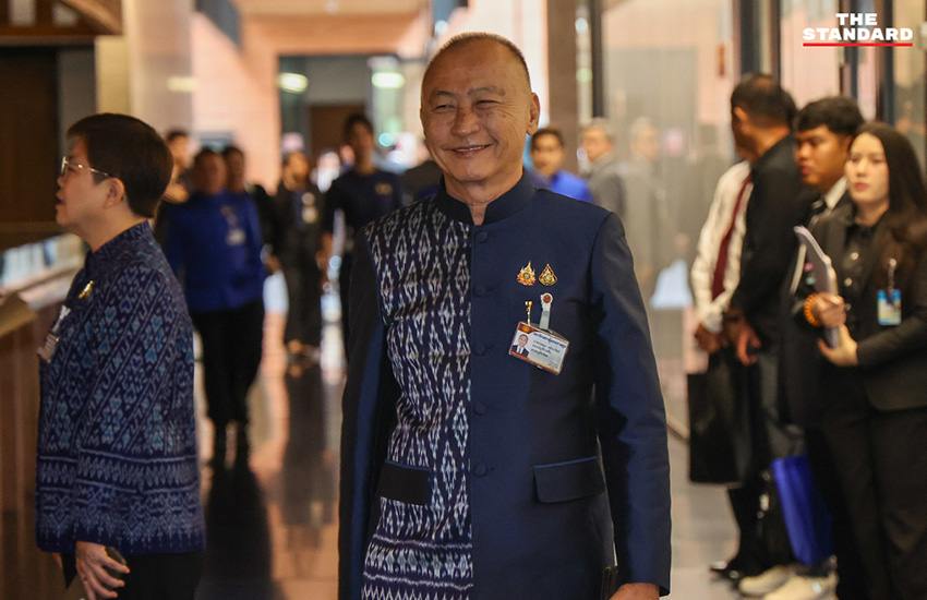 อนุทิน ชาญวีรกูล หัวหน้าพรรคภูมิใจไทย กำลังแถลงข่าวกับหัวหน้าพรรคร่วมรัฐบาล 16 พรรค ภายในอาคารรัฐสภา 11