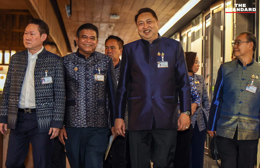 อนุทิน ชาญวีรกูล หัวหน้าพรรคภูมิใจไทย กำลังแถลงข่าวกับหัวหน้าพรรคร่วมรัฐบาล 16 พรรค ภายในอาคารรัฐสภา 12