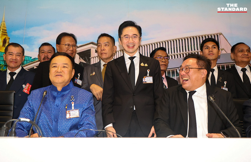 อนุทิน ชาญวีรกูล หัวหน้าพรรคภูมิใจไทย กำลังแถลงข่าวกับหัวหน้าพรรคร่วมรัฐบาล 16 พรรค ภายในอาคารรัฐสภา 2