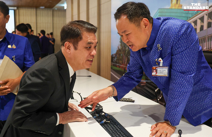 อนุทิน ชาญวีรกูล หัวหน้าพรรคภูมิใจไทย กำลังแถลงข่าวกับหัวหน้าพรรคร่วมรัฐบาล 16 พรรค ภายในอาคารรัฐสภา 3