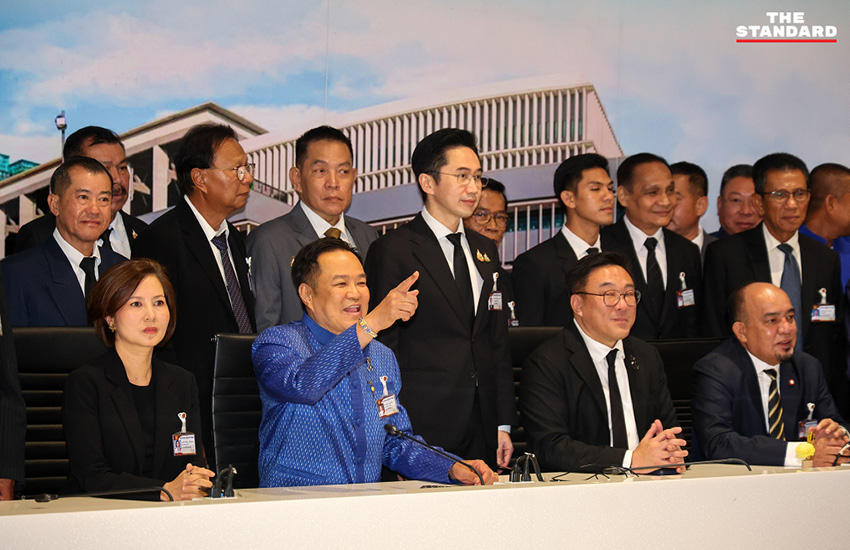 อนุทิน ชาญวีรกูล หัวหน้าพรรคภูมิใจไทย กำลังแถลงข่าวกับหัวหน้าพรรคร่วมรัฐบาล 16 พรรค ภายในอาคารรัฐสภา 4