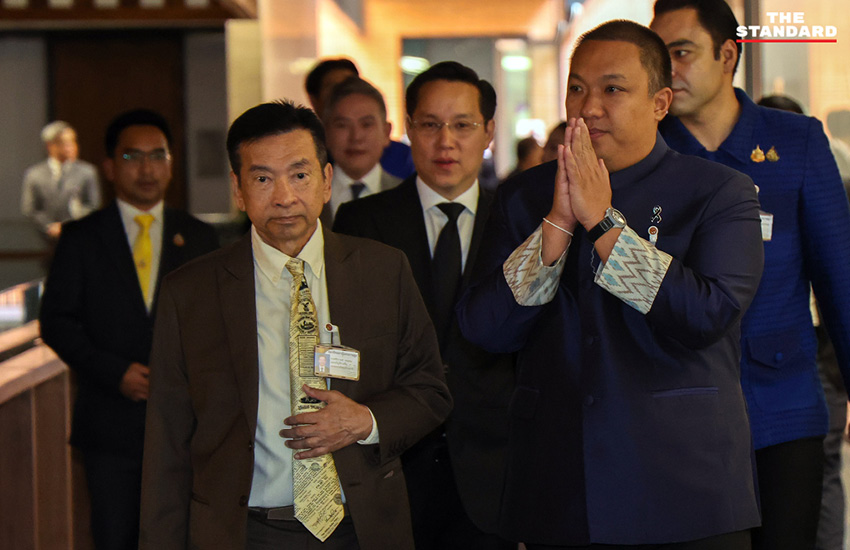 อนุทิน ชาญวีรกูล หัวหน้าพรรคภูมิใจไทย กำลังแถลงข่าวกับหัวหน้าพรรคร่วมรัฐบาล 16 พรรค ภายในอาคารรัฐสภา 6