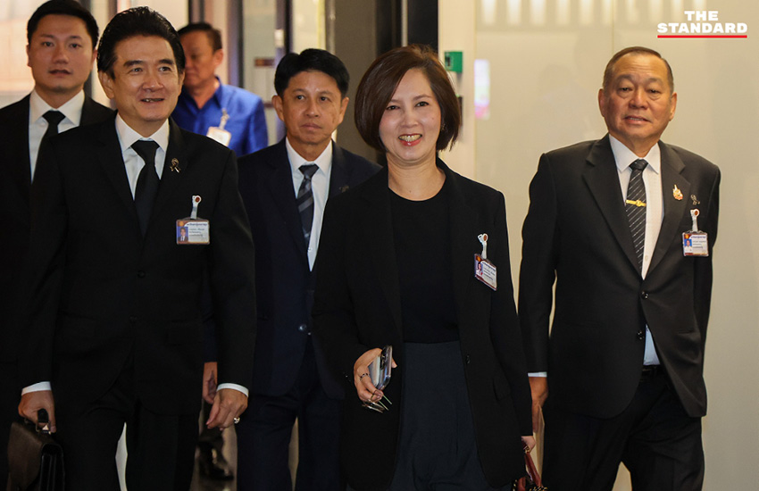 อนุทิน ชาญวีรกูล หัวหน้าพรรคภูมิใจไทย กำลังแถลงข่าวกับหัวหน้าพรรคร่วมรัฐบาล 16 พรรค ภายในอาคารรัฐสภา 7