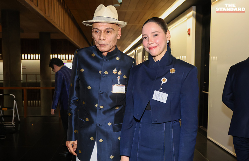 อนุทิน ชาญวีรกูล หัวหน้าพรรคภูมิใจไทย กำลังแถลงข่าวกับหัวหน้าพรรคร่วมรัฐบาล 16 พรรค ภายในอาคารรัฐสภา 8