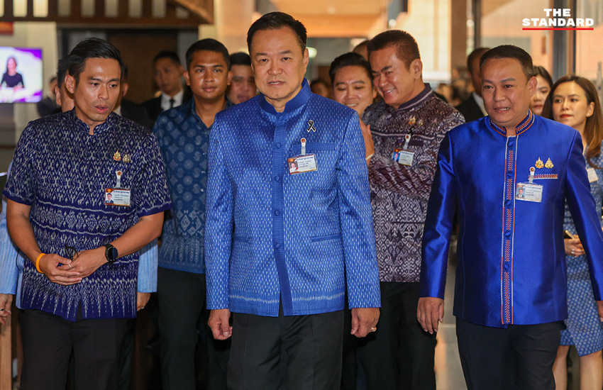 อนุทิน ชาญวีรกูล หัวหน้าพรรคภูมิใจไทย กำลังแถลงข่าวกับหัวหน้าพรรคร่วมรัฐบาล 16 พรรค ภายในอาคารรัฐสภา 9