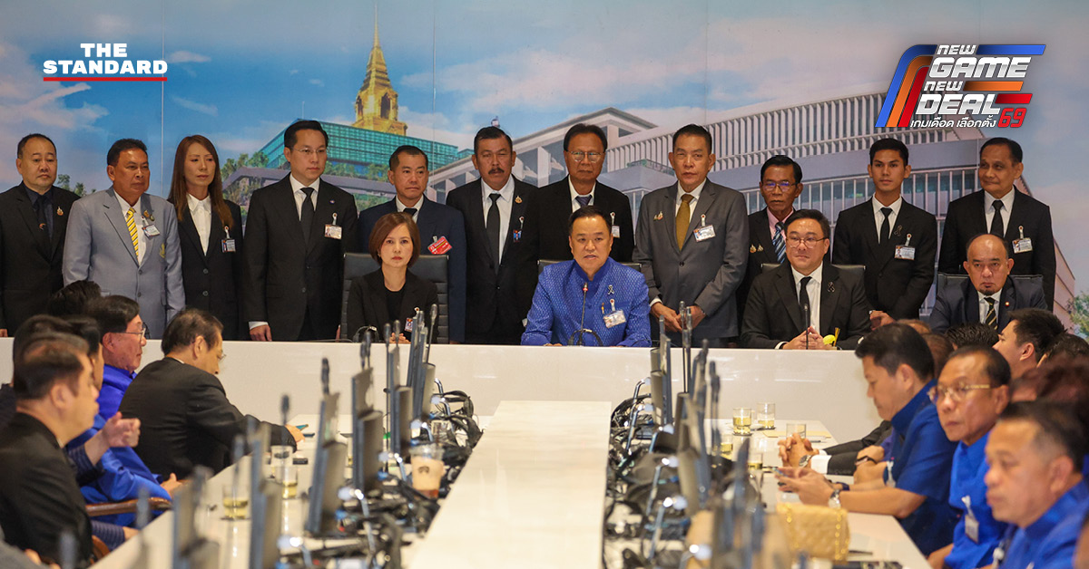 อนุทิน ชาญวีรกูล หัวหน้าพรรคภูมิใจไทย กำลังแถลงข่าวกับหัวหน้าพรรคร่วมรัฐบาล 16 พรรค ภายในอาคารรัฐสภา