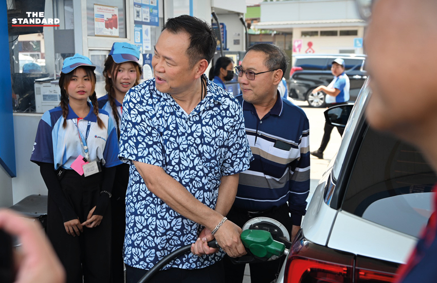 อนุทิน ชาญวีรกูล สวมบทพนักงานปั๊มน้ำมัน เติมน้ำมันด้วยตนเองที่สถานีบริการน้ำมันในจังหวัดนครพนม 1