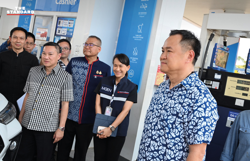อนุทิน ชาญวีรกูล สวมบทพนักงานปั๊มน้ำมัน เติมน้ำมันด้วยตนเองที่สถานีบริการน้ำมันในจังหวัดนครพนม 2