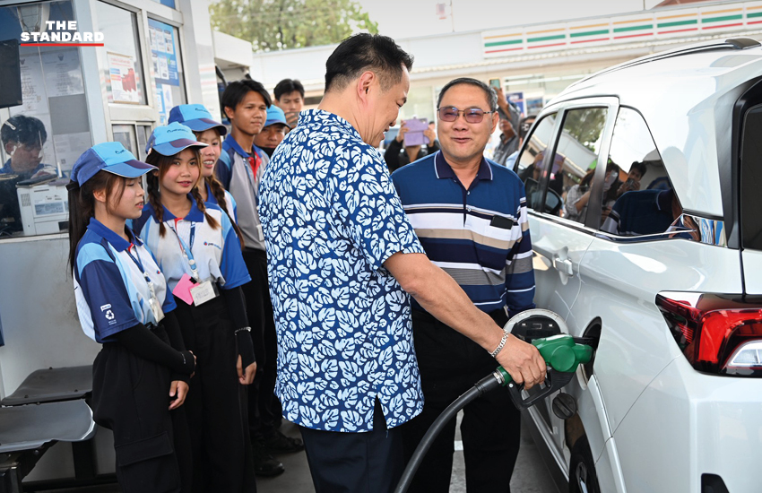 อนุทิน ชาญวีรกูล สวมบทพนักงานปั๊มน้ำมัน เติมน้ำมันด้วยตนเองที่สถานีบริการน้ำมันในจังหวัดนครพนม 3