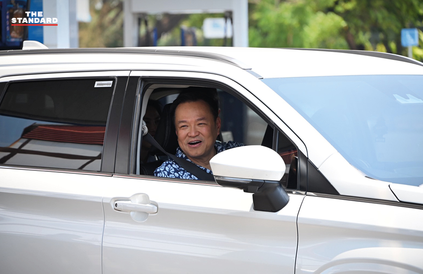 อนุทิน ชาญวีรกูล สวมบทพนักงานปั๊มน้ำมัน เติมน้ำมันด้วยตนเองที่สถานีบริการน้ำมันในจังหวัดนครพนม 4