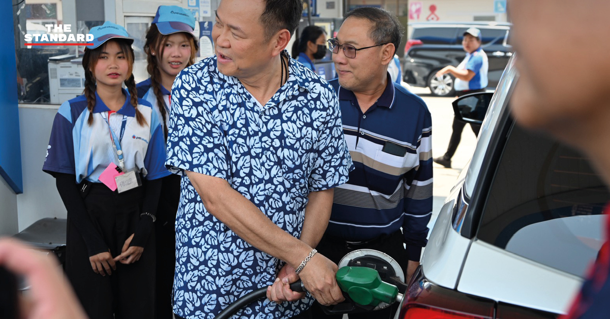 อนุทิน ชาญวีรกูล สวมบทพนักงานปั๊มน้ำมัน เติมน้ำมันด้วยตนเองที่สถานีบริการน้ำมันในจังหวัดนครพนม