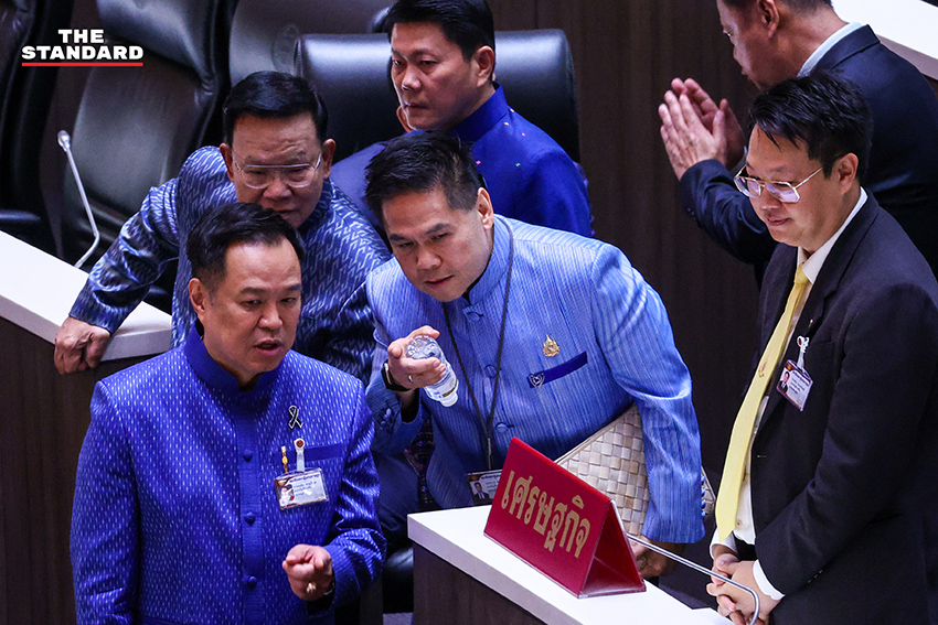 ภาพ สส. อภิปรายคุณสมบัติ อนุทิน ชาญวีรกูล และ ณัฐพงษ์ เรืองปัญญาวุฒิ ในการประชุมสภาผู้แทนราษฎร ก่อนลงมติเลือกนายกรัฐมนตรี 1
