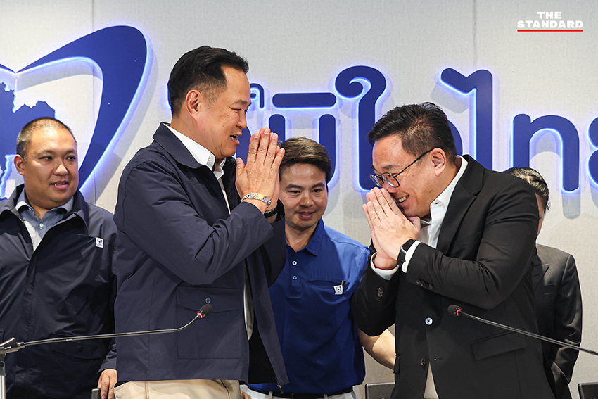 อนุทิน ชาญวีรกูล หัวหน้าพรรคภูมิใจไทย และ จุลพันธ์ อมรวิวัฒน์ หัวหน้าพรรคเพื่อไทย ยืนถ่ายภาพร่วมกันอย่างเป็นกันเอง 1