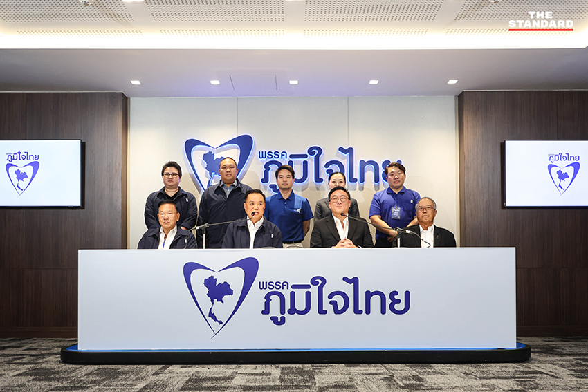 อนุทิน ชาญวีรกูล หัวหน้าพรรคภูมิใจไทย และ จุลพันธ์ อมรวิวัฒน์ หัวหน้าพรรคเพื่อไทย ยืนถ่ายภาพร่วมกันอย่างเป็นกันเอง 2