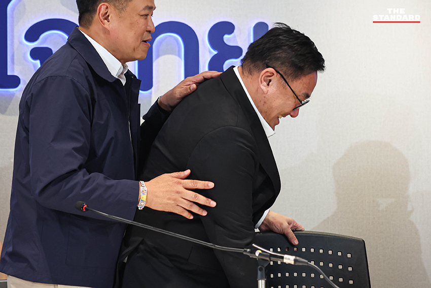 อนุทิน ชาญวีรกูล หัวหน้าพรรคภูมิใจไทย และ จุลพันธ์ อมรวิวัฒน์ หัวหน้าพรรคเพื่อไทย ยืนถ่ายภาพร่วมกันอย่างเป็นกันเอง 3