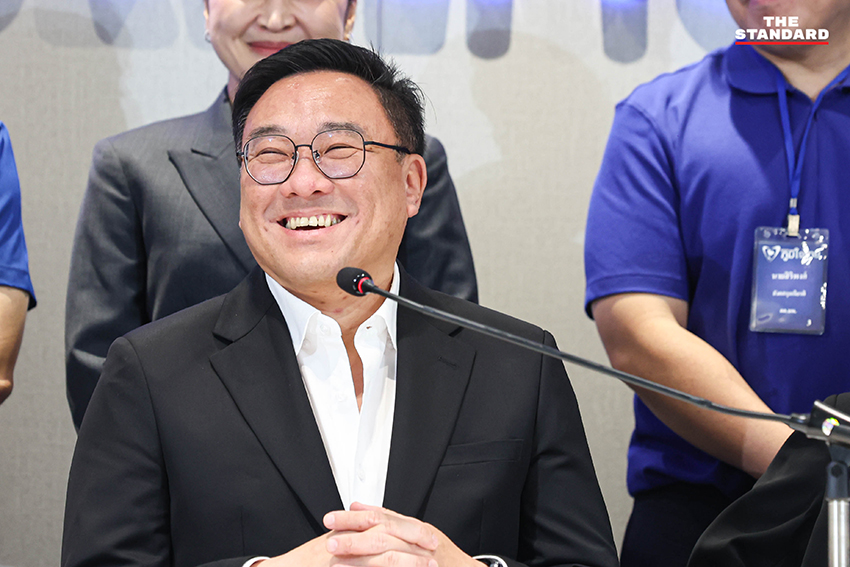 อนุทิน ชาญวีรกูล หัวหน้าพรรคภูมิใจไทย และ จุลพันธ์ อมรวิวัฒน์ หัวหน้าพรรคเพื่อไทย ยืนถ่ายภาพร่วมกันอย่างเป็นกันเอง 4