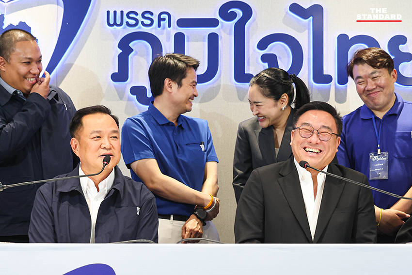 อนุทิน ชาญวีรกูล หัวหน้าพรรคภูมิใจไทย และ จุลพันธ์ อมรวิวัฒน์ หัวหน้าพรรคเพื่อไทย ยืนถ่ายภาพร่วมกันอย่างเป็นกันเอง 5