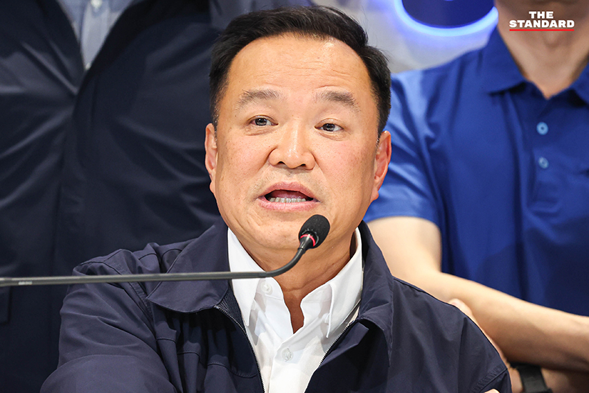 อนุทิน ชาญวีรกูล หัวหน้าพรรคภูมิใจไทย และ จุลพันธ์ อมรวิวัฒน์ หัวหน้าพรรคเพื่อไทย ยืนถ่ายภาพร่วมกันอย่างเป็นกันเอง 6