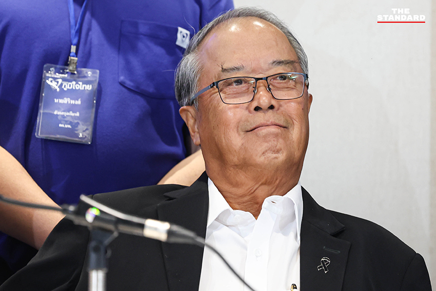 อนุทิน ชาญวีรกูล หัวหน้าพรรคภูมิใจไทย และ จุลพันธ์ อมรวิวัฒน์ หัวหน้าพรรคเพื่อไทย ยืนถ่ายภาพร่วมกันอย่างเป็นกันเอง 7