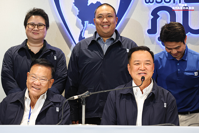 อนุทิน ชาญวีรกูล หัวหน้าพรรคภูมิใจไทย และ จุลพันธ์ อมรวิวัฒน์ หัวหน้าพรรคเพื่อไทย ยืนถ่ายภาพร่วมกันอย่างเป็นกันเอง 8