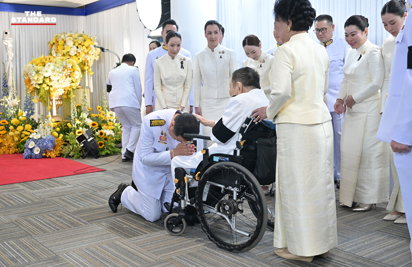 อนุทิน ชาญวีรกูล นายกรัฐมนตรี คนที่ 32 ถ่ายภาพร่วมกับครอบครัวและพรรคร่วมรัฐบาล หลังรับสนองพระบรมราชโองการฯ 3