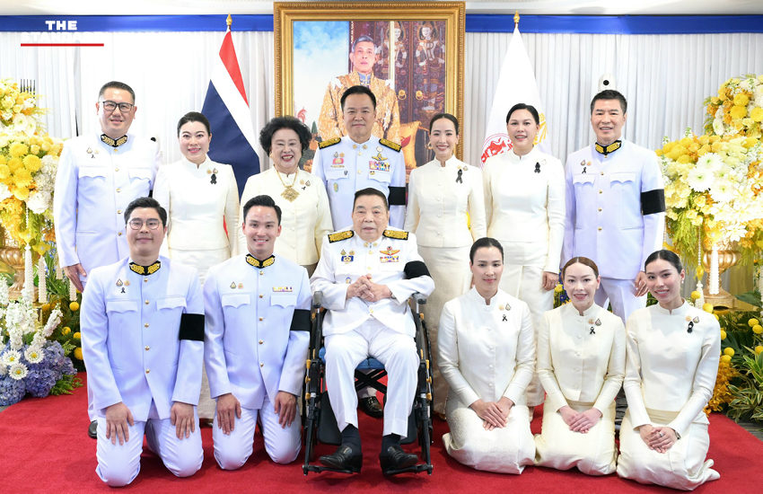 อนุทิน ชาญวีรกูล นายกรัฐมนตรี คนที่ 32 ถ่ายภาพร่วมกับครอบครัวและพรรคร่วมรัฐบาล หลังรับสนองพระบรมราชโองการฯ 4