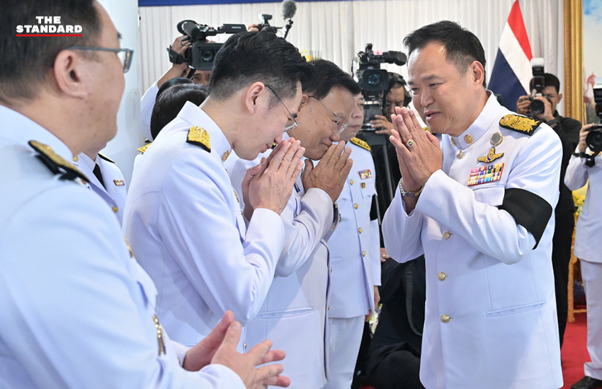 อนุทิน ชาญวีรกูล นายกรัฐมนตรี คนที่ 32 ถ่ายภาพร่วมกับครอบครัวและพรรคร่วมรัฐบาล หลังรับสนองพระบรมราชโองการฯ 5