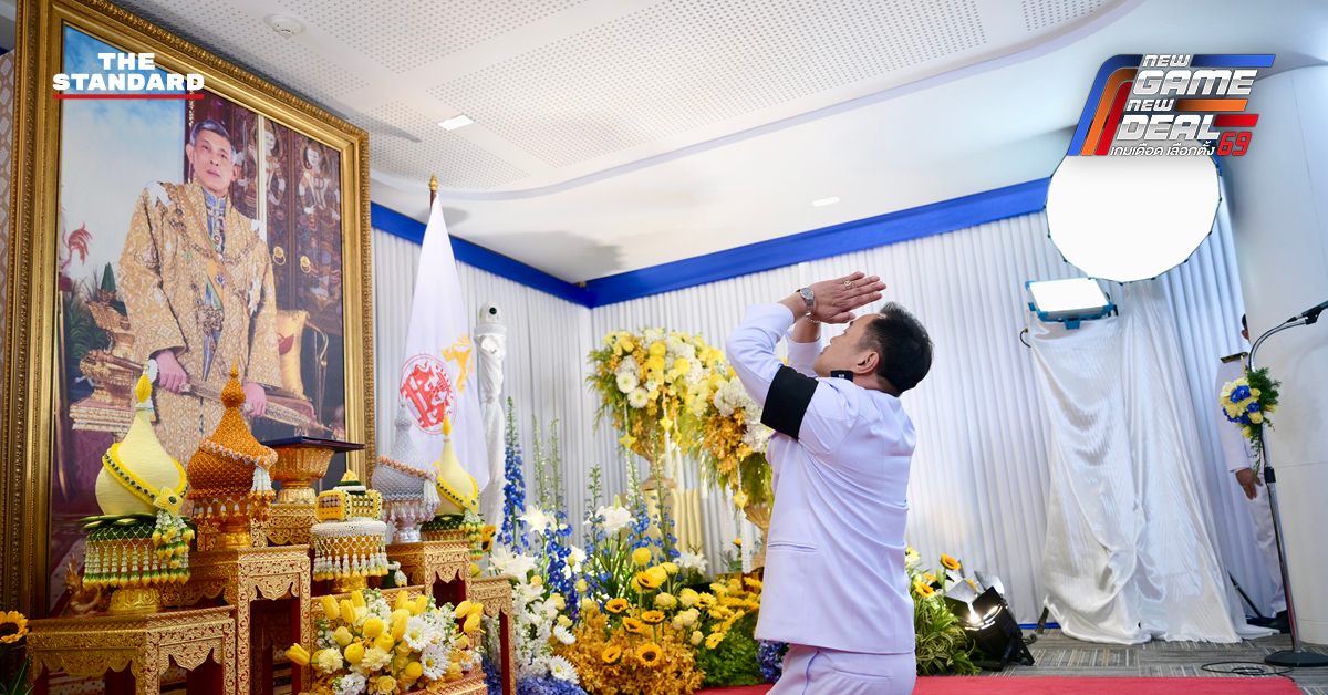 อนุทิน ชาญวีรกูล นายกรัฐมนตรี คนที่ 32 ถ่ายภาพร่วมกับครอบครัวและพรรคร่วมรัฐบาล หลังรับสนองพระบรมราชโองการฯ