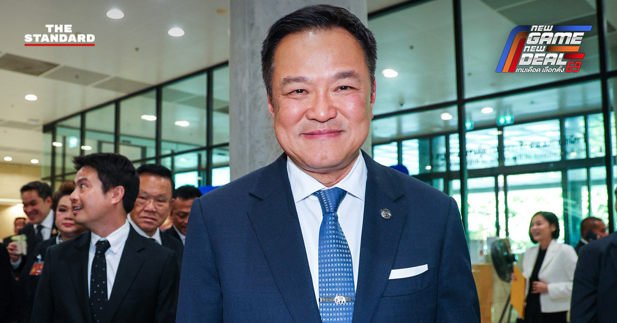 อนุทิน ชาญวีรกูล นายกรัฐมนตรีและรัฐมนตรีว่าการกระทรวงมหาดไทย ให้สัมภาษณ์สื่อมวลชน