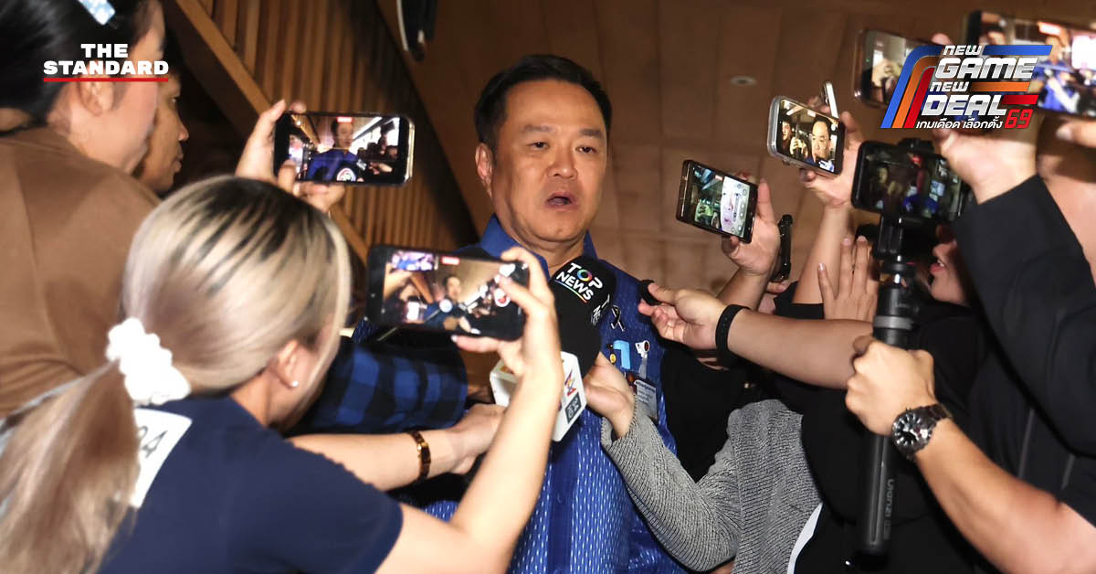 อนุทิน ชาญวีรกูล ยืนให้สัมภาษณ์สื่อมวลชน หลังได้รับโหวตเป็นนายกรัฐมนตรีสมัยที่ 2