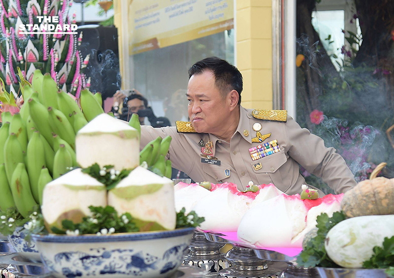 นายกรัฐมนตรี อนุทิน ชาญวีรกูล กำลังสักการะตราแผ่นดินและศาลปู่ดำ ณ สถานีตำรวจนครบาลพระราชวัง 1