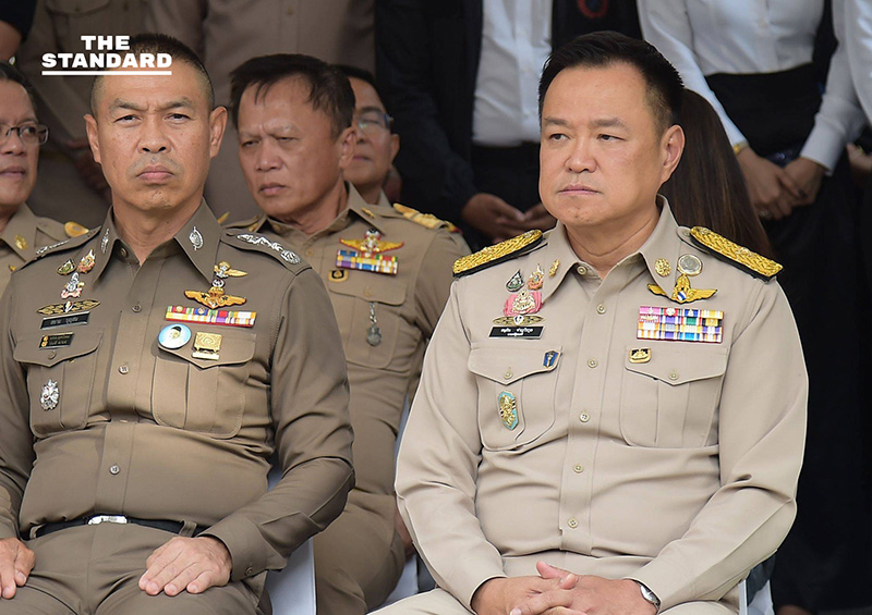 นายกรัฐมนตรี อนุทิน ชาญวีรกูล กำลังสักการะตราแผ่นดินและศาลปู่ดำ ณ สถานีตำรวจนครบาลพระราชวัง 2