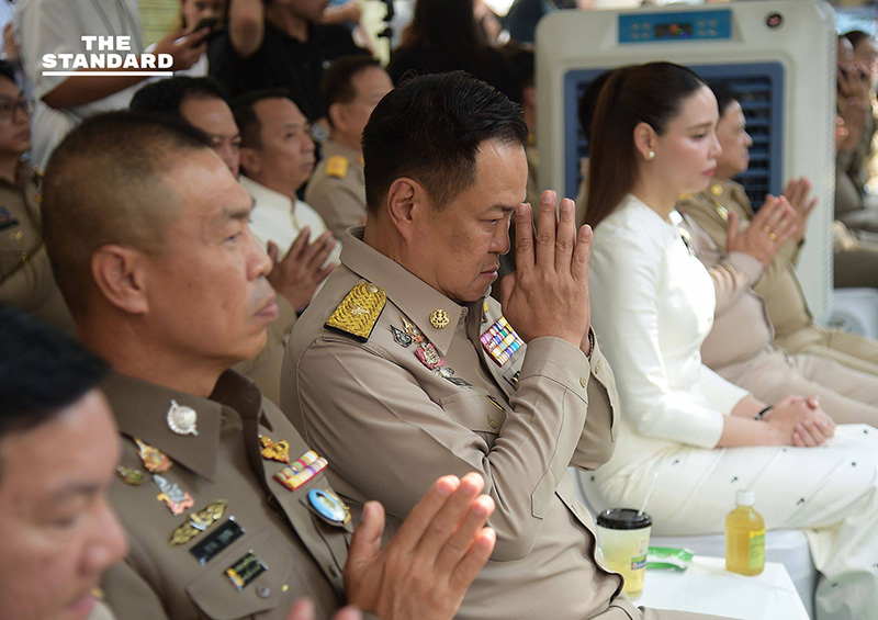 นายกรัฐมนตรี อนุทิน ชาญวีรกูล กำลังสักการะตราแผ่นดินและศาลปู่ดำ ณ สถานีตำรวจนครบาลพระราชวัง 3