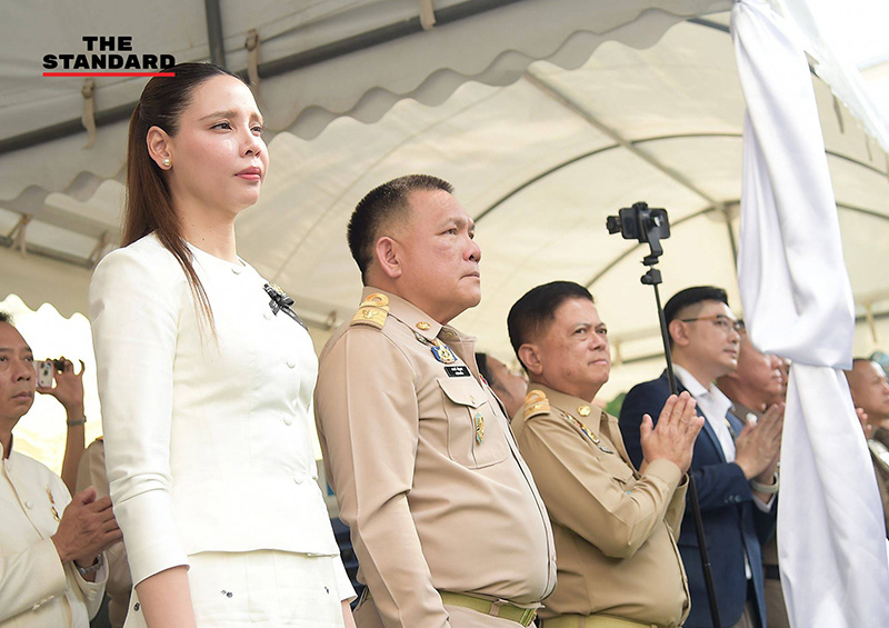 นายกรัฐมนตรี อนุทิน ชาญวีรกูล กำลังสักการะตราแผ่นดินและศาลปู่ดำ ณ สถานีตำรวจนครบาลพระราชวัง 4