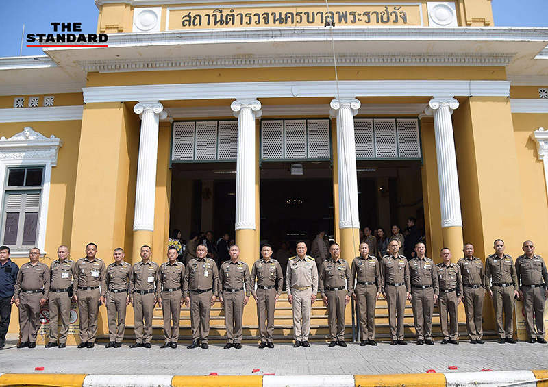 นายกรัฐมนตรี อนุทิน ชาญวีรกูล กำลังสักการะตราแผ่นดินและศาลปู่ดำ ณ สถานีตำรวจนครบาลพระราชวัง 5