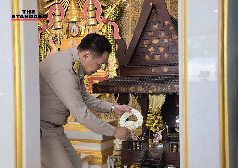 นายกรัฐมนตรี อนุทิน ชาญวีรกูล กำลังสักการะตราแผ่นดินและศาลปู่ดำ ณ สถานีตำรวจนครบาลพระราชวัง 6