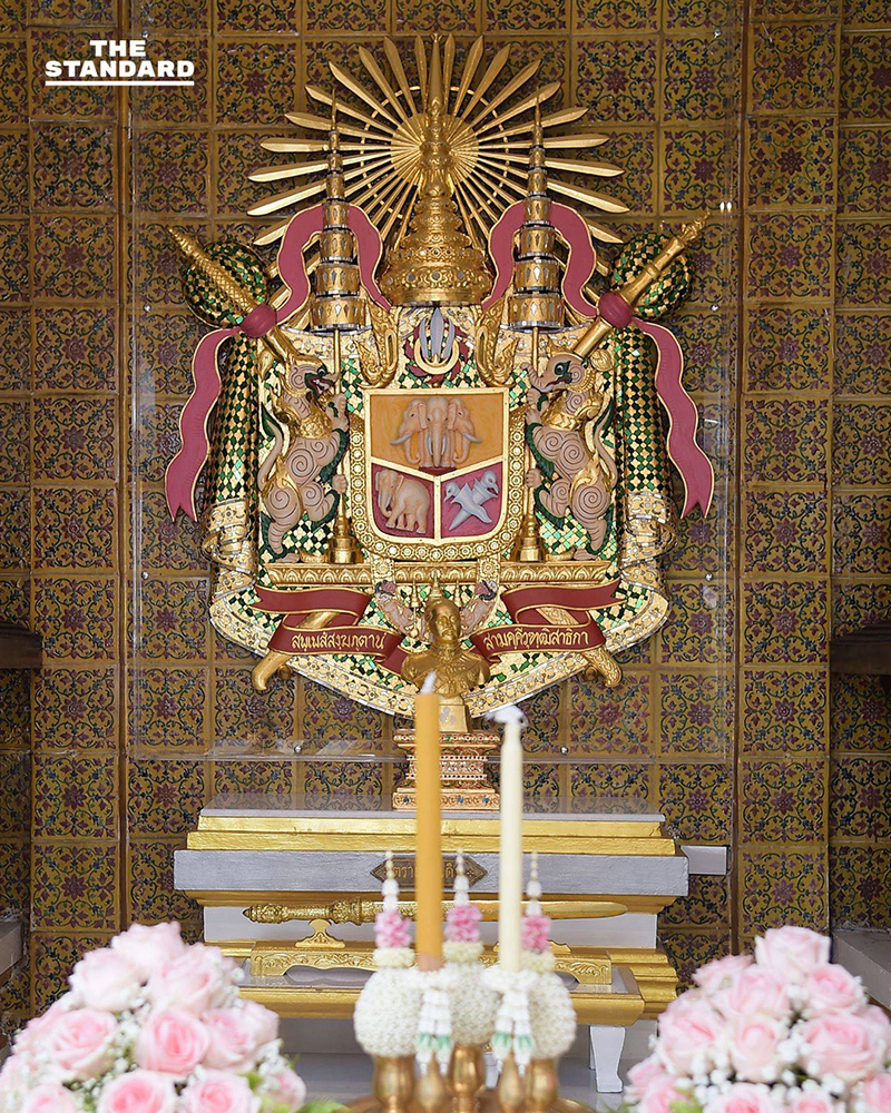 นายกรัฐมนตรี อนุทิน ชาญวีรกูล กำลังสักการะตราแผ่นดินและศาลปู่ดำ ณ สถานีตำรวจนครบาลพระราชวัง 7