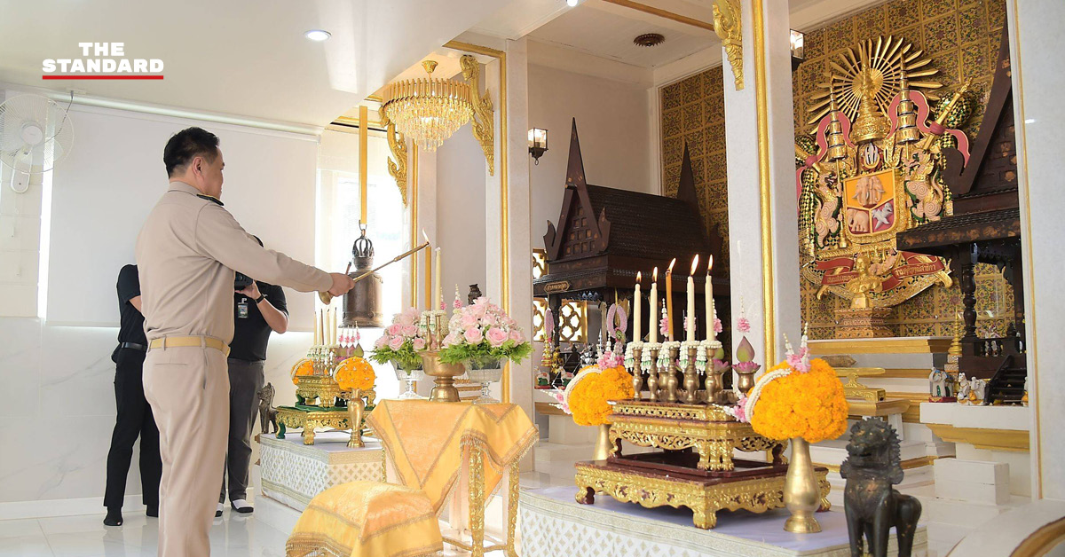 นายกรัฐมนตรี อนุทิน ชาญวีรกูล กำลังสักการะตราแผ่นดินและศาลปู่ดำ ณ สถานีตำรวจนครบาลพระราชวัง 8