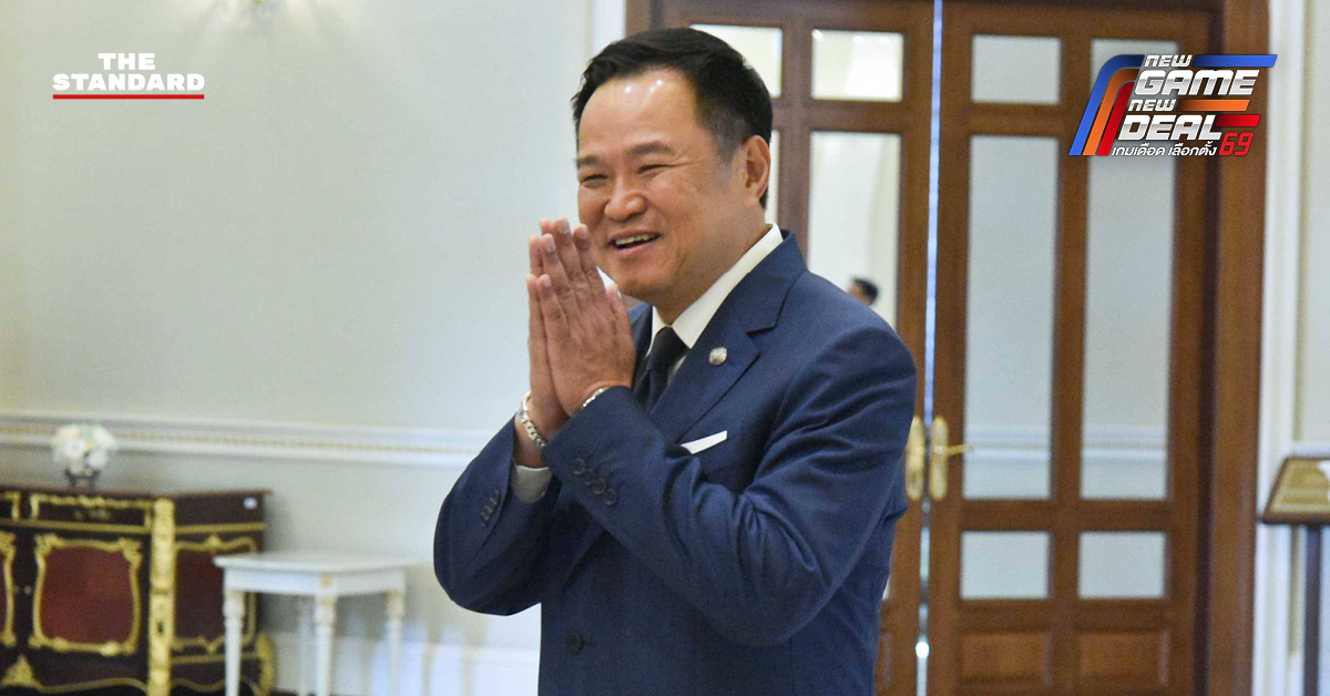 อนุทิน ชาญวีรกูล นายกรัฐมนตรีและรัฐมนตรีว่าการกระทรวงมหาดไทย ให้สัมภาษณ์สื่อมวลชน