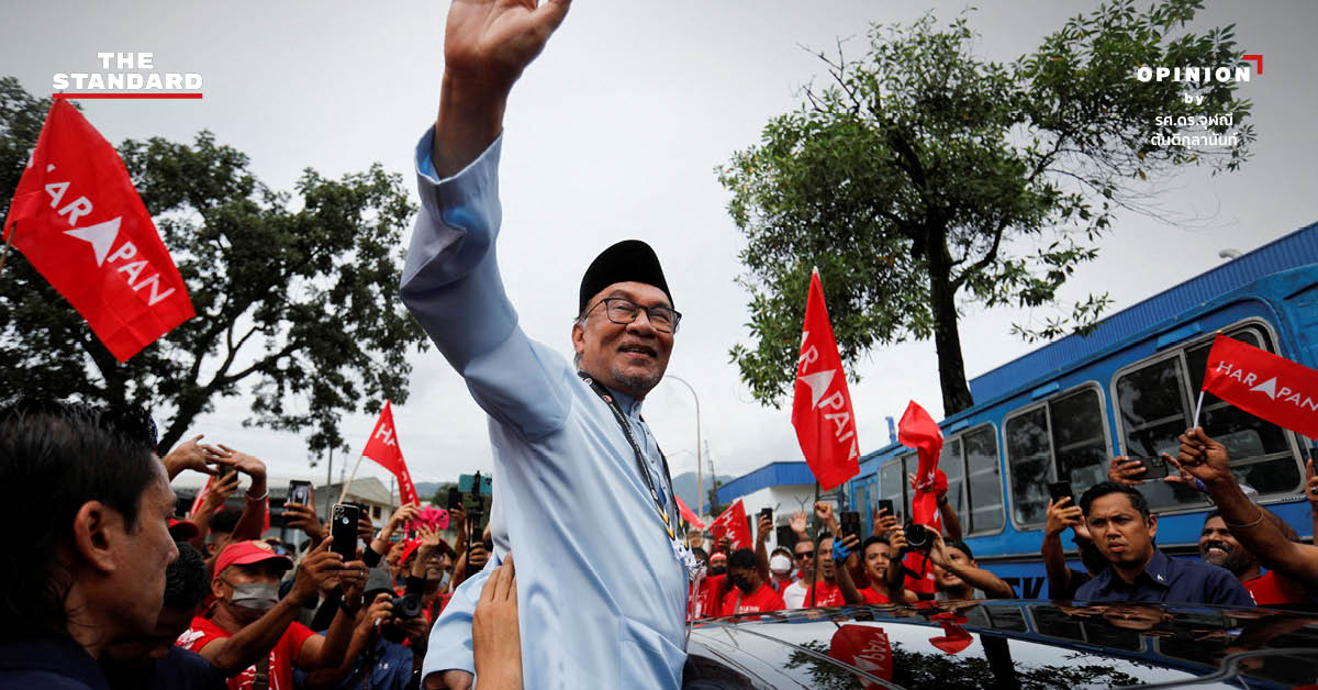 อันวาร์ อิบราฮิม กำลังกล่าวปราศรัย พร้อมข้อความบนภาพ 'อันวาร์กับการแก้กฎหมายจำกัดวาระนายกฯ 10 ปี'