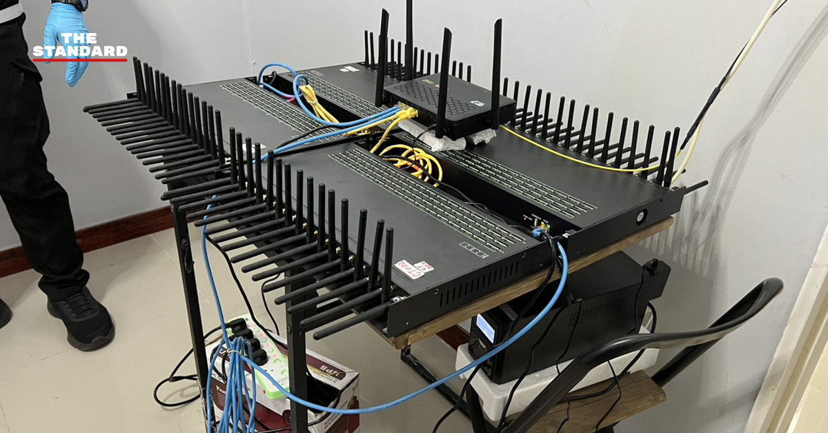 ภาพถ่ายของกลางเครื่องซิมบ็อกซ์และอุปกรณ์สื่อสารอิเล็กทรอนิกส์ที่ถูกตรวจยึดจากแก๊งคอลเซ็นเตอร์ชายแดนอรัญประเทศ