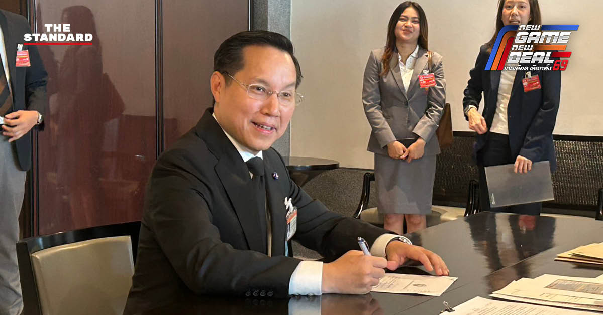 อรรถวิชช์ สุวรรณภักดี สส. แบบบัญชีรายชื่อ พรรครวมไทยสร้างชาติ ยืนให้สัมภาษณ์สื่อมวลชนพร้อมข้อความระบุ 2 เสียง รทสช. หนุนอนุทินเป็นนายกฯ