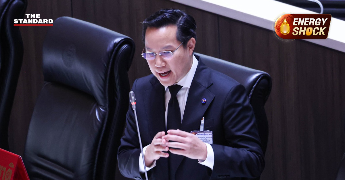 ภาพ อรรถวิชช์ สุวรรณภักดี กำลังอภิปรายชี้แจงประเด็นการขาดแคลนน้ำมัน และเสนอให้รัฐบาลใช้ พ.ร.ก. ตรึงราคา เพื่อแก้ปัญหาที่เกิดจากโรงกลั่น