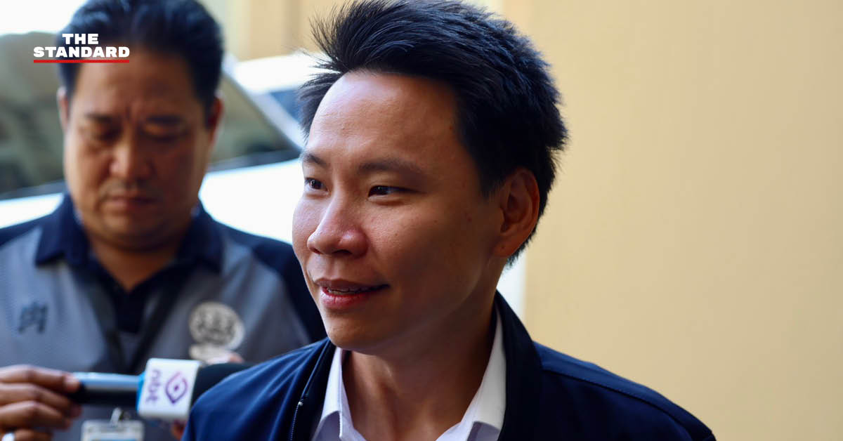 อรรถกร ศิริลัทธยากร รัฐมนตรีช่วยว่าการกระทรวงการคลัง (ในภาพคือ รมว. การท่องเที่ยวและกีฬา ตามเนื้อหา) ให้สัมภาษณ์กรณีแนวคิดแยกกระทรวงการท่องเที่ยวออกจากกีฬา