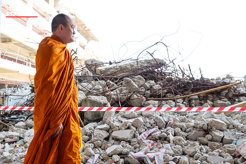 ภาพพิธีทำบุญครบรอบ 1 ปี เหตุอาคาร สตง. ถล่ม เพื่ออุทิศกุศลแด่ผู้เสียชีวิต 93 ราย พร้อมเรียกร้องทบทวนมาตรฐานความปลอดภัย 2